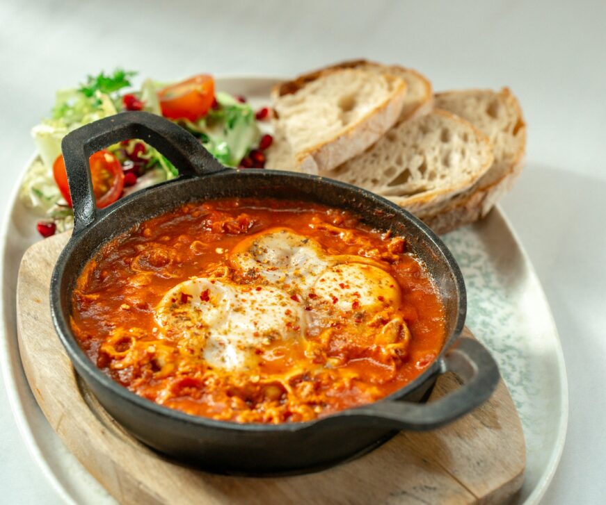 Shakshuka serpenyőben, friss salátával és pirítóssal